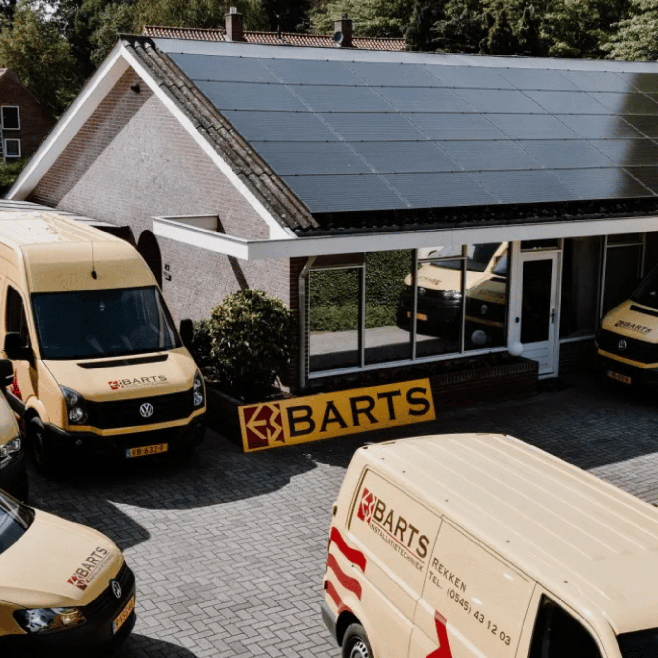 Bedrijfspand van Barts Installatietechniek met servicebussen