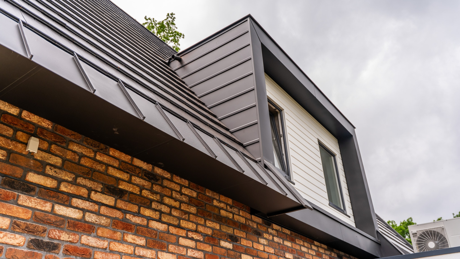 Foto van zinkwerk en hemelwaterafvoer aan een woning